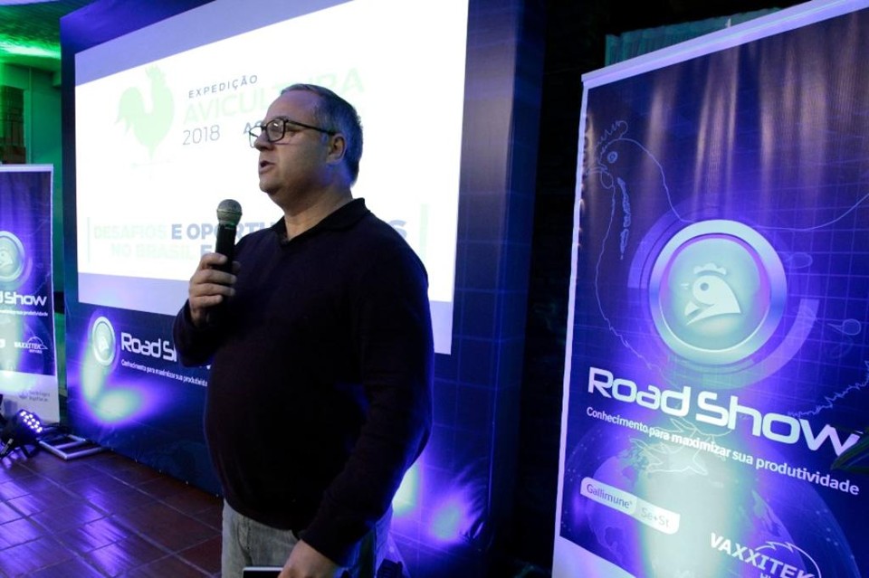 Expedição Avicultura participa de Road Show da Boehringer Ingelheim na região Sul Editor Marcos Tosi apresenta a Expedição Avicultura no Road Show Aves da Boehringer Ingelheim. | Daniel Caron/Gazeta do Povo