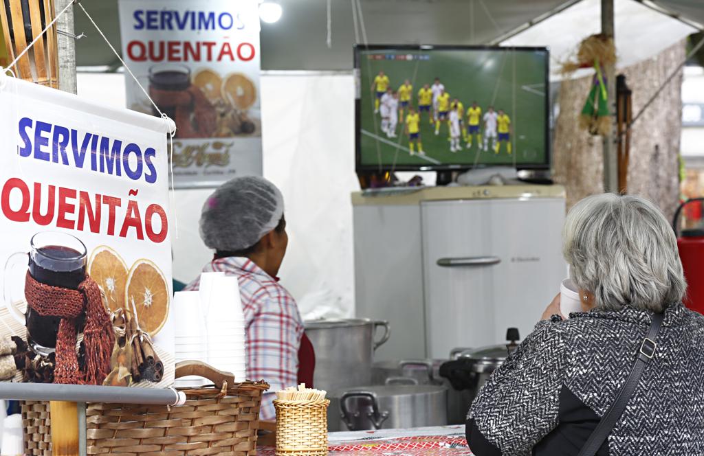 Quem visita a feira pode espantar o frio enquanto assiste aos jogos do Copa do Mundo | Aniele Nascimento/Gazeta do Povo