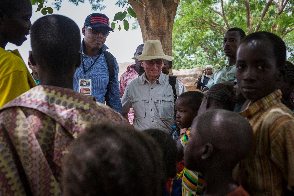 Dr. Ernesto Ruiz-Tiben, ao centro, fala com crianças sobre o verme-da-guiné em Tarakoh, Chade, em abril de 2018. | JANE HAHNNYT