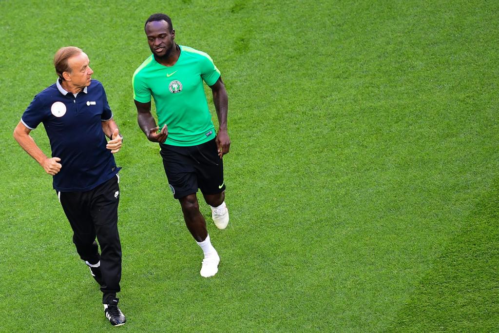 Moses corre ao lado do técnico da Nigéria, o alemão Gernot Rohr , durante treino. | GIUSEPPE CACACE/AFP