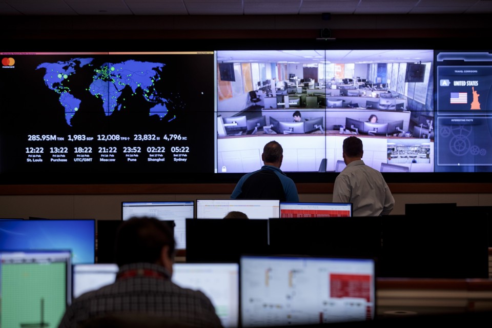 Centro de fusão da Mastercard parece uma verdadeira sala de guerra. | WHITNEY CURTIS/NYT