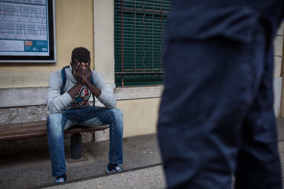 Um imigrante pego escondido em um trem vindo da Itália é vigiado pela polícia francesa em Menton, França, em 26 de junho de 2018. | Laurence Geai/Washington Post