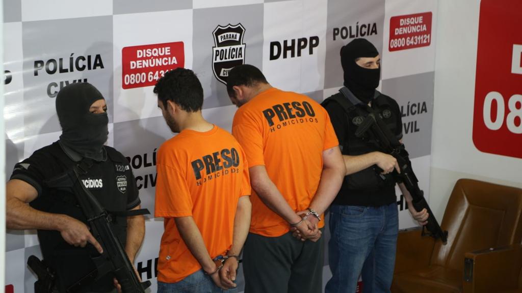 Os suspeitos pediram aos vizinhos para solicitarem a chamada; os vizinhos foram liberados | Átila Alberti/Tribuna do Paraná