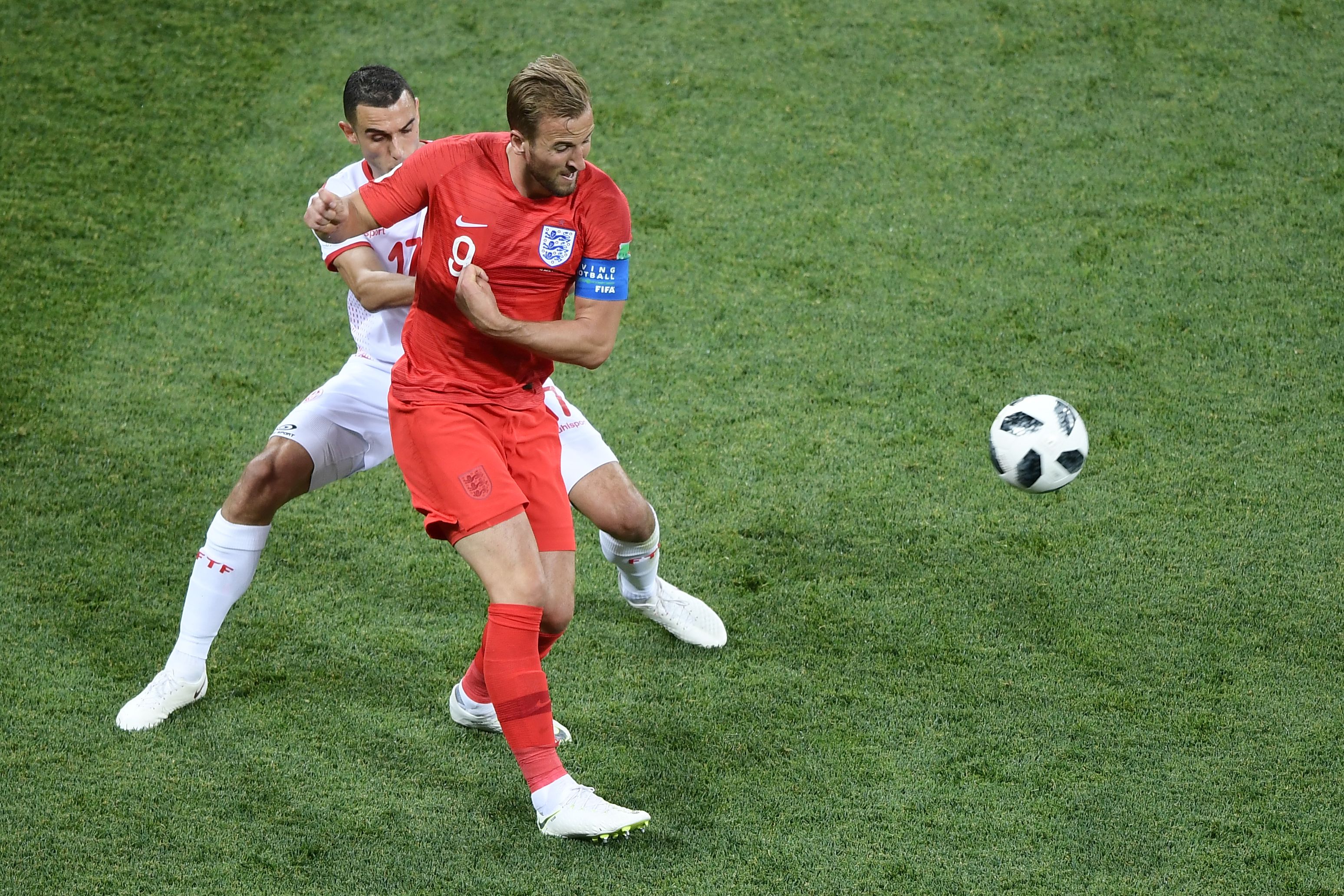 Harry Kane é marcado de perto. Atacante inglês fez o gol salvador da Inglaterra. | NICOLAS ASFOURI/AFP