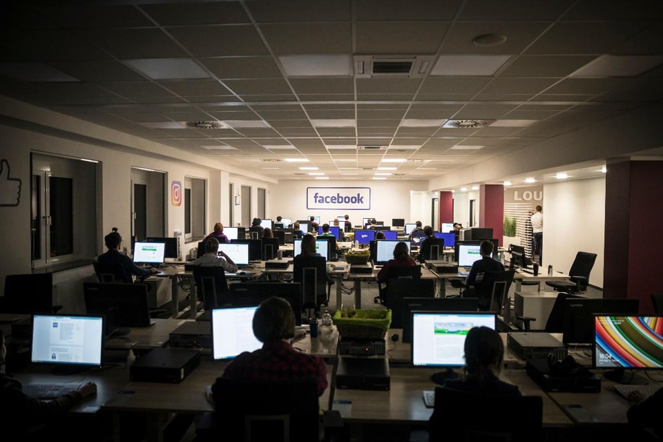 Centro de triagem de conteúdo do Facebook, em Berlim, tem mais de 1,2 mil moderadores, que tem o poder de retirar conteúdos ilegais como propaganda terrorista e símbolos nazistas  | GORDON WELTERS/NYT