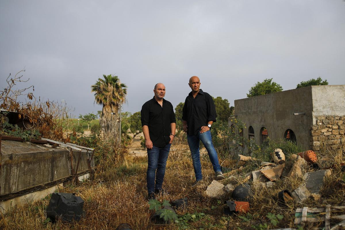 Lior Raz (E) e Avi Issacharoff são os criadores da série “Fauda”, que tornou-se uma sensação internacional | CORINNA KERN/NYT