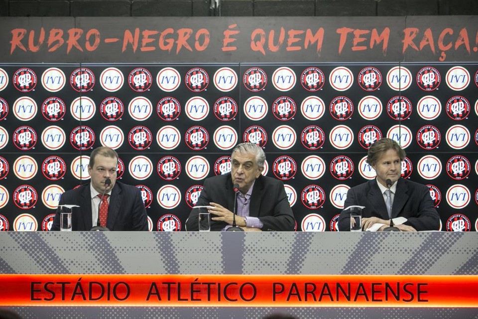 Marcelo Amoretty, Mario Celso Petraglia e Loic Lacam, presidente da Inoovi, em entrevista coletiva na Arena da Baixada. | Marcelo Andrade/Gazeta do Povo