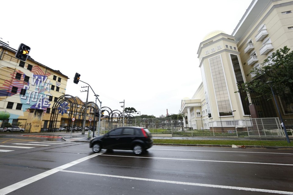 Novos semáforos vão ajudar pedestres no entorno da Igreja Universal no Rebouças Semáforos no cruzamento das ruas Engenheiros Rebouas e Piquiri passam a funcionar ao meio-dia desta terça-feira. | Aniele Nascimento/Gazeta do Povo