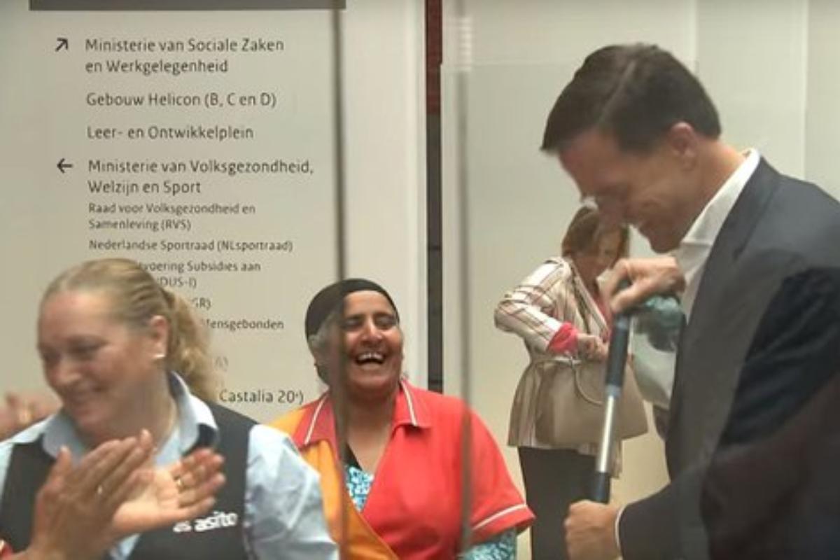 Primeiro-ministro holandês, Mark Rutte, é aplaudido ao limpar sujeira causada por ele no Parlamento holandês | Reprodução/Twitter