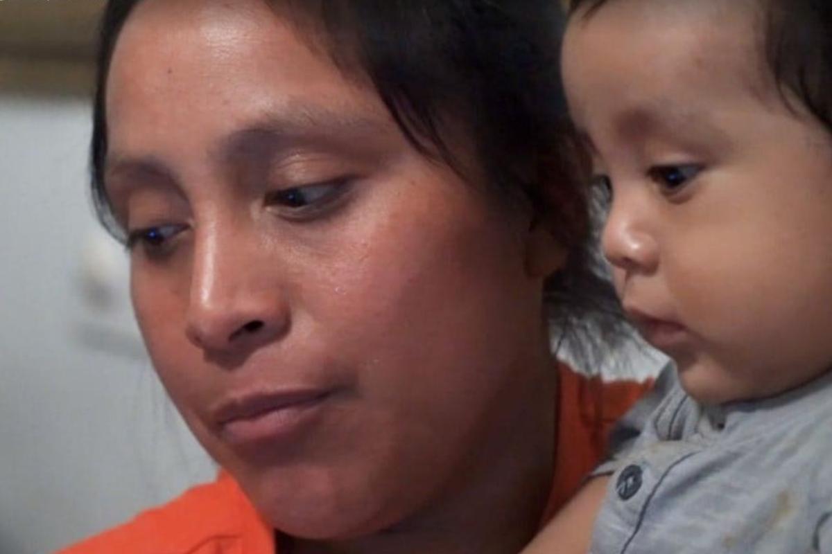 Buena Ventura Martin viajou da Guatemala para reivindicar asilo nos Estados Unidos com seu filho recém-nascido. Mas quando o marido e a filha de sete anos tentaram segui-los, eles foram separados na fronteira entre os EUA e o México. Ela não sabe quando sua família vai ficar junta novamente. | Jon Gerberg/The Washington Post