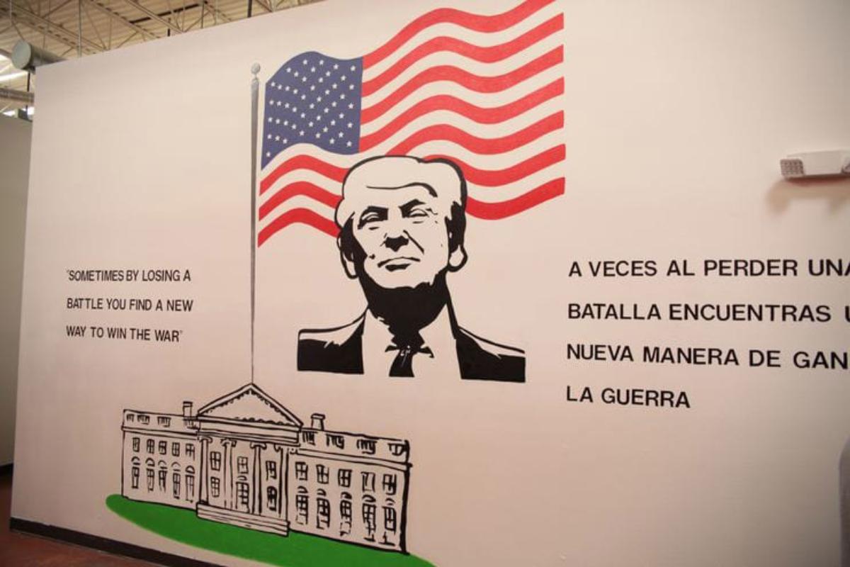 Um mural com a imagem de Trump é a primeira vista dentro da Casa Padre, que abriga mais de 1400 crianças na fronteira entre EUA e México | U.S. Department of Health and HuU.S. Department of Health and Hu