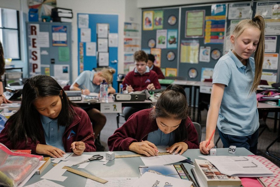 Aula de inglês na escola de Pyramid Hill, uma pequena cidade na Austrália. A migração de filipinos faz com que o local se tornasse um modelo de integração | ADAM FERGUSON/NYT