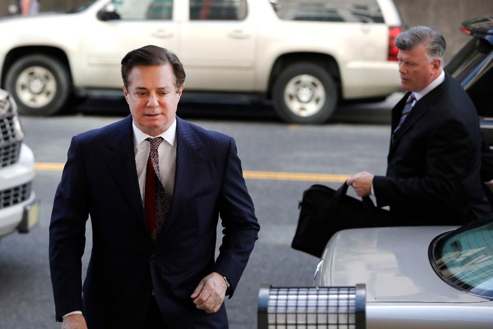 Paul Manafort (E), ex-diretor de campanha de Trump, ao chegar nesta sexta na corte federal de Justiça, em Washington | Aaron P. Bernstein/Bloomberg
