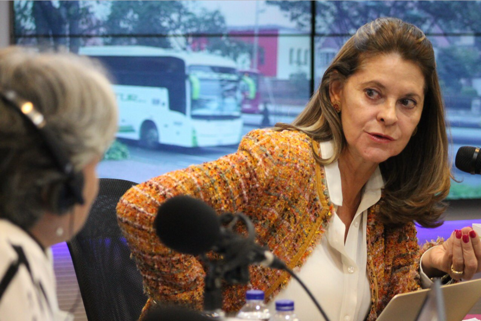 Durante a campanha, Maria Lucía Ramírez em entrevista na Rádio RCN | Reprodução/Twitter