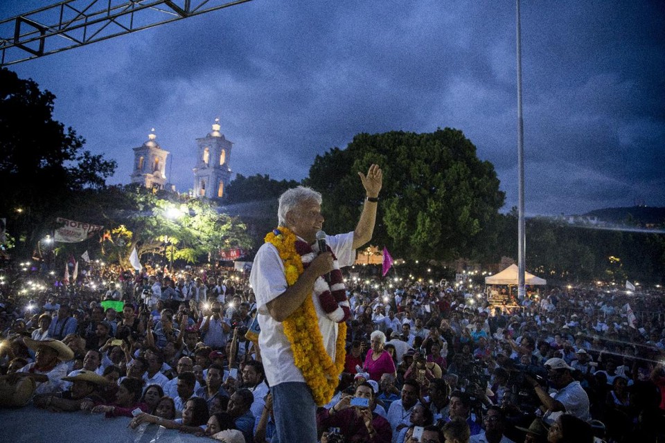 O futuro presidente do México pode ser um enigma Andrés Manuel Lopez Obrador, candidato à presidência do México, discursa durante comício em Chilpancingo | Yael Martinez/Bloomberg
