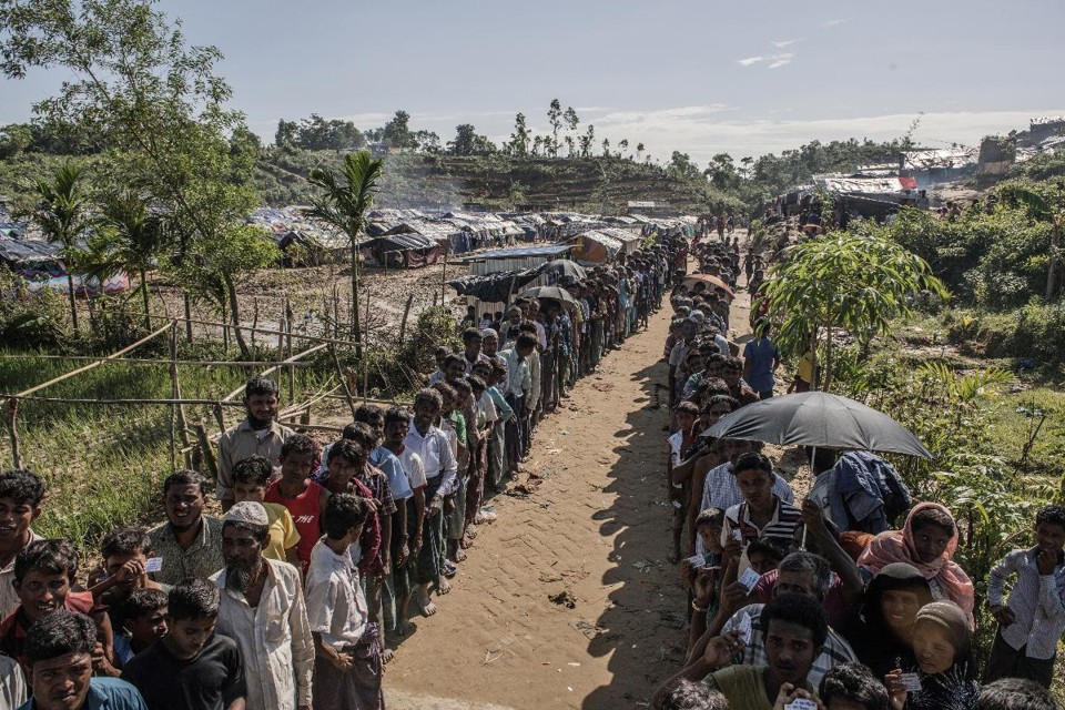 Refugiados aguardam em fila para receber alimentos em um campo de refugiados em Bangladesh | Ismail Ferdous/Bloomberg