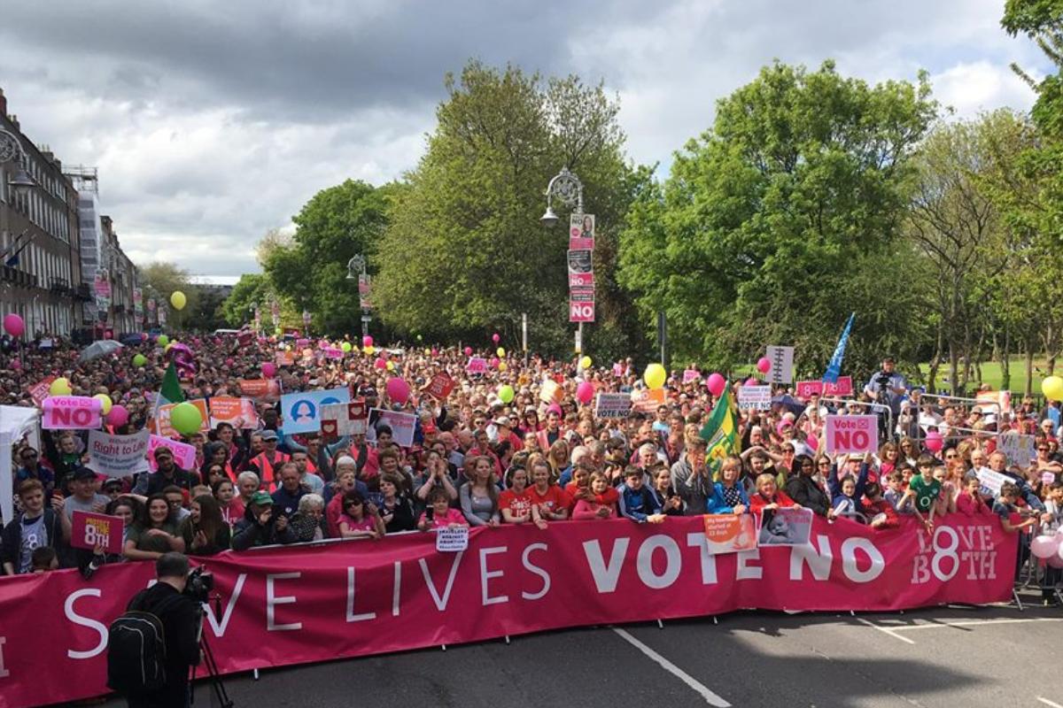 Mnifestação do movimento pró-vida na Irlanda antes do referendo sobre aborto | Reprodução/Facebook Pro Life Campaing Ireland