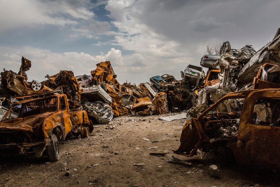Carros destruidos durante a batalha de Mossul estão empilhados: são um duro retrato do que foi resgatar a cidade do grupo terrorista Estado Islâmica | IVOR PRICKETTNYT