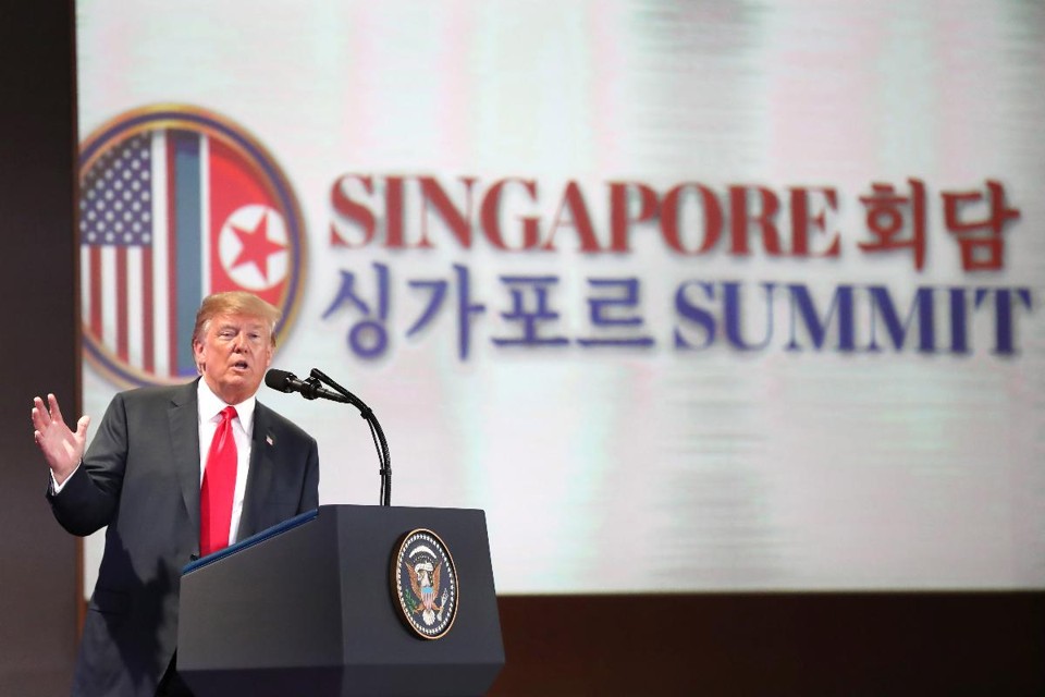 Presidente dos EUA, Donald Trump falou com a imprensa por volta das 5h da manhã desta terça-feira (12) | SeongJoon ChoBloomberg