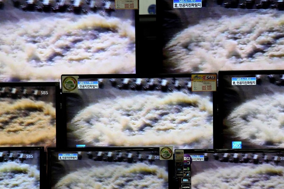 Imagens de televisão mostram testes nucleares realizados pela Coreia do Norte em 2013 | SeongJoon Cho/Bloomberg