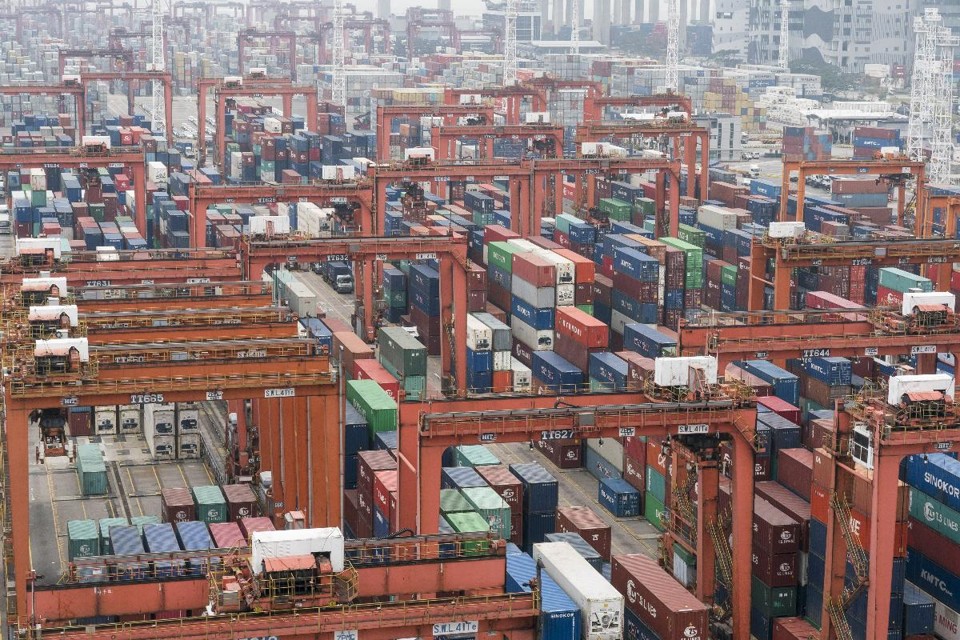 Contêineres são movimentados no porto de Hong Kong | Anthony Kwan/Bloomberg