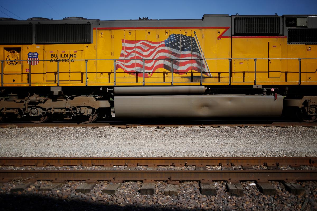 Bandeira americana pintada em uma locomotiva da Union Pacific, companhia ferroviária que tem negócios no México | Luke Sharrett/Bloomberg