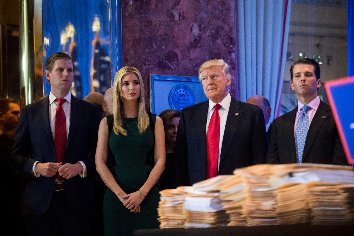 Trump e seus filhos - Eric I(E), Ivanka (C) e Donald Jr. (D), durante uma coletiva de imprensa. Eles foram acusados pela promotoria da Nova York de condutas ilegais na Fundação Trump | Jabin Botsford/The Washington Post