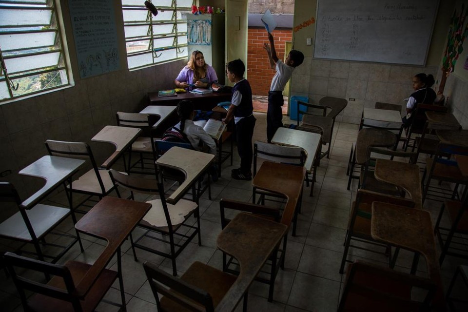 Êxodo histórico está deixando a Venezuela sem professores e médicos A professora voluntária Kory Hernandéz toma conta de seus alunos na Escola Fundamental Aquiles Nazoa | Wil Riera/For The Washington Post