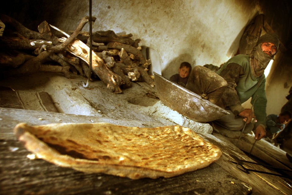 Pão árabe produzido por refugiados no Afeganistão. Estudo sobre história da panificação mostra que pão pré-histórico antecede a agricultura e era feito sem fermento, ao exemplo do da foto. | DS/DAMIR SAGOLJ