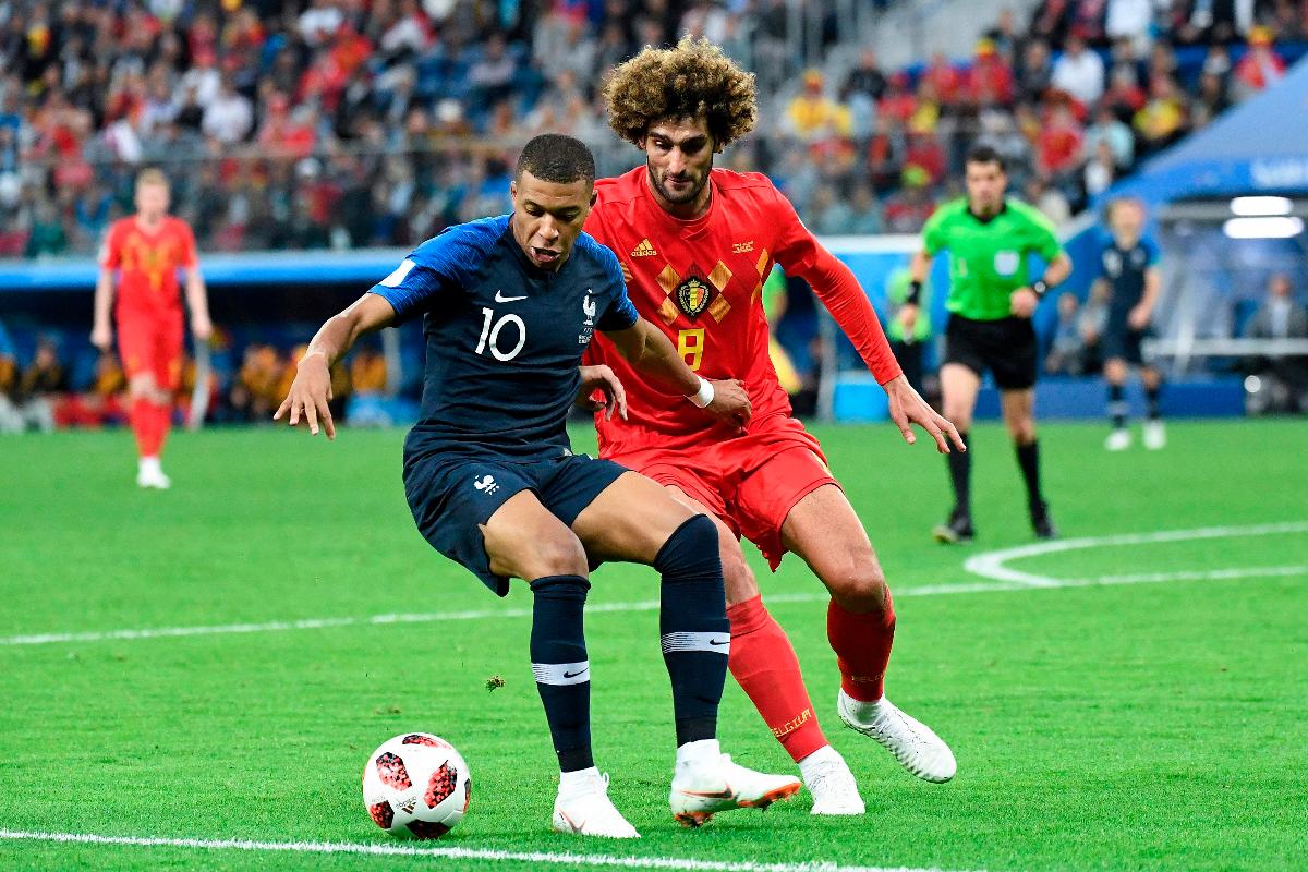 Kylian Mbappe, cujo pai é camaronês e a mãe argelina, disputa a bola com Marouane Fellaini, cujos pais são marroquinos | CHRISTOPHE SIMON/AFP