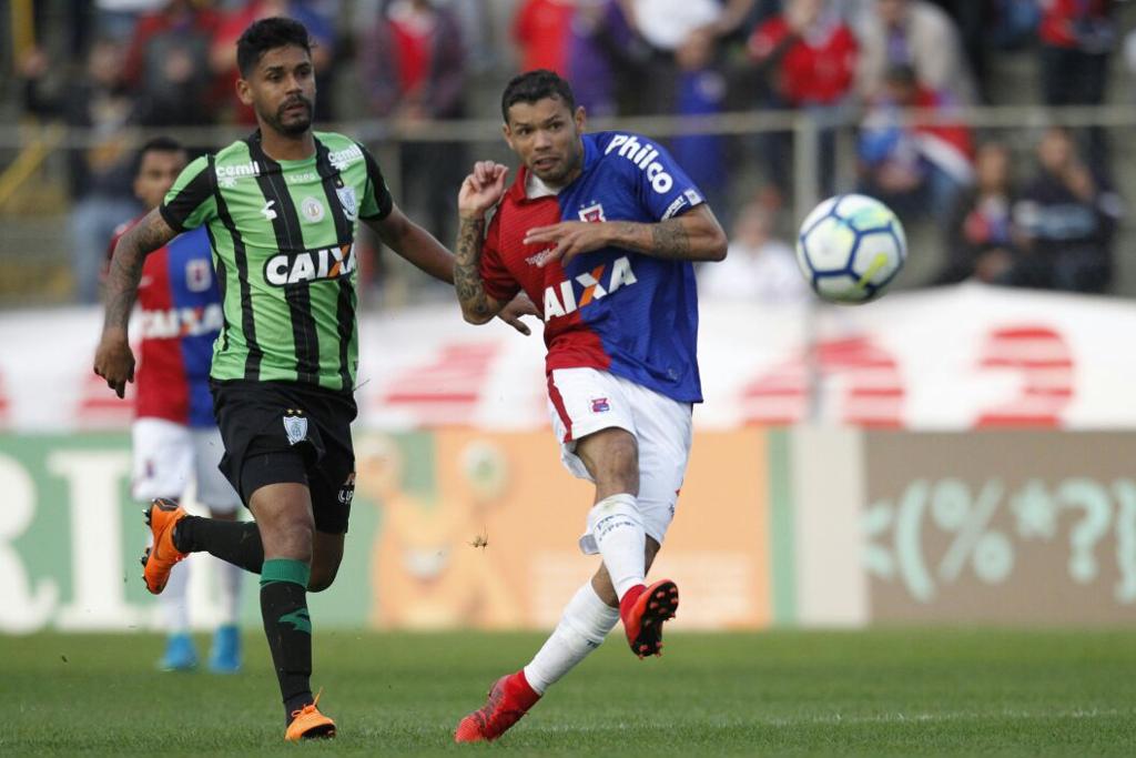 Carlos passou mal durante a partida contra o América-MG. | Felipe Rosa/Gazeta do Povo