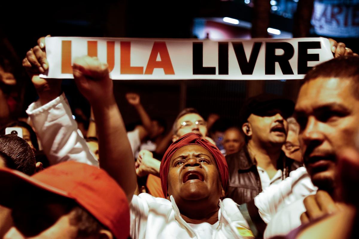 Apoiadores de Lula protestam em São Bernardo do Campo (SP), no dia 8 de julho de 2018. | Miguel Schincariol/AFP