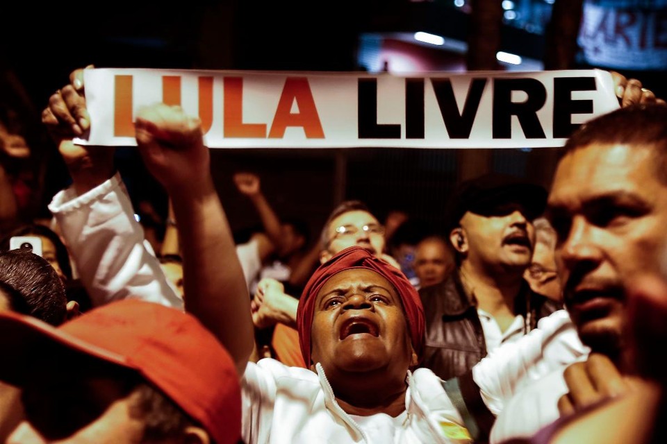 Apoiadores de Lula protestam em São Bernardo do Campo (SP), no dia 8 de julho de 2018. | Miguel Schincariol/AFP