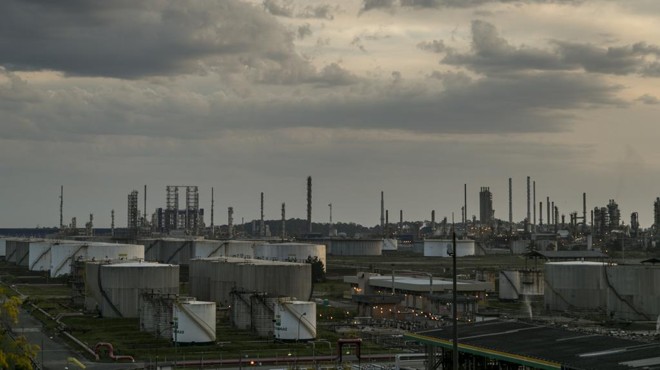 Instalações da Repar, em Araucária, na região metropolitana de Curitiba: venda suspensa. | Marcelo Andrade/Gazeta do Povo