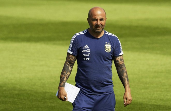 O técnico da Argentina, Jorge Sampaoli, não abriu mão dos direitos previstos em contrato e, por ora, segue no comando da seleção alviceleste. | JUAN MABROMATA/AFP