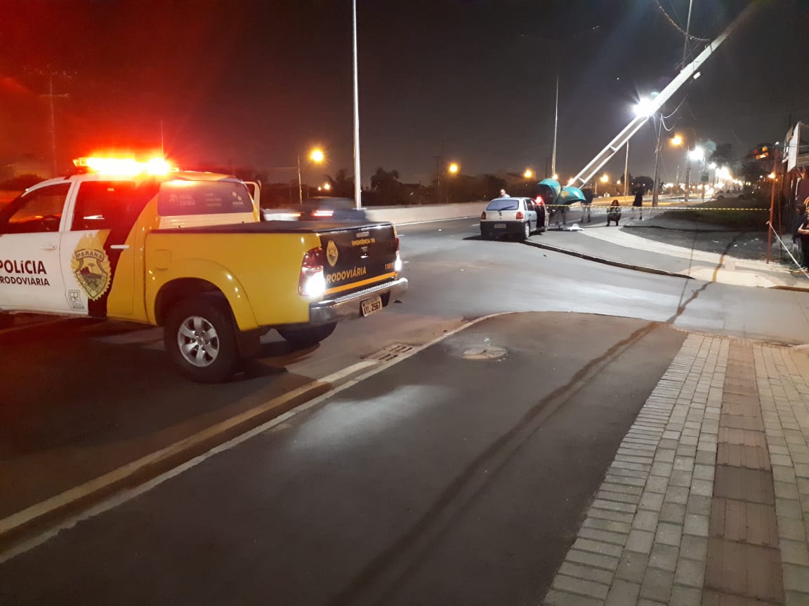 Faixa termina em uma curva e quem segue em frente se depara com um poste | Alex Silveira/Gazeta do Povo