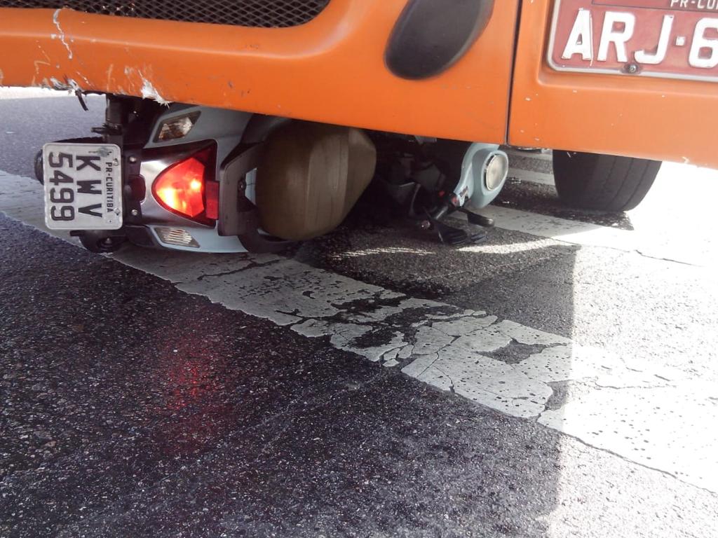 Mesmo indo parar debaixo do ônibus, motociclistas não se feriu. | Colaboração/