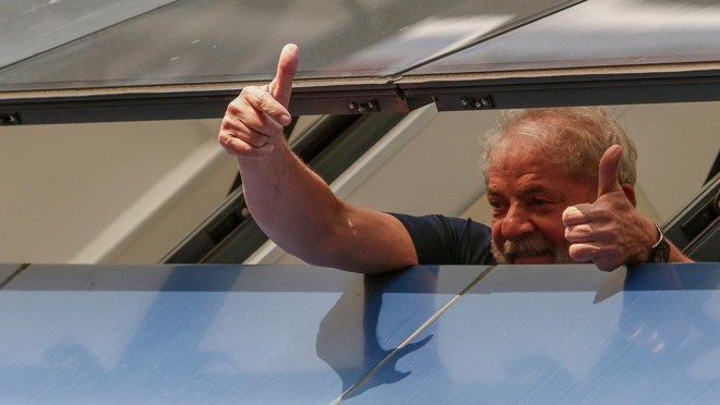 O ex-presidente Lula, em 7 de abril, no Sindicato dos Metalúrgicos de São Bernardo do Campo, antes de se entregar à Polícia Federal: desembargador do TRF-4 considerou que há um “fato novo” na condição do réu. | MIGUEL SCHINCARIOL/AFP