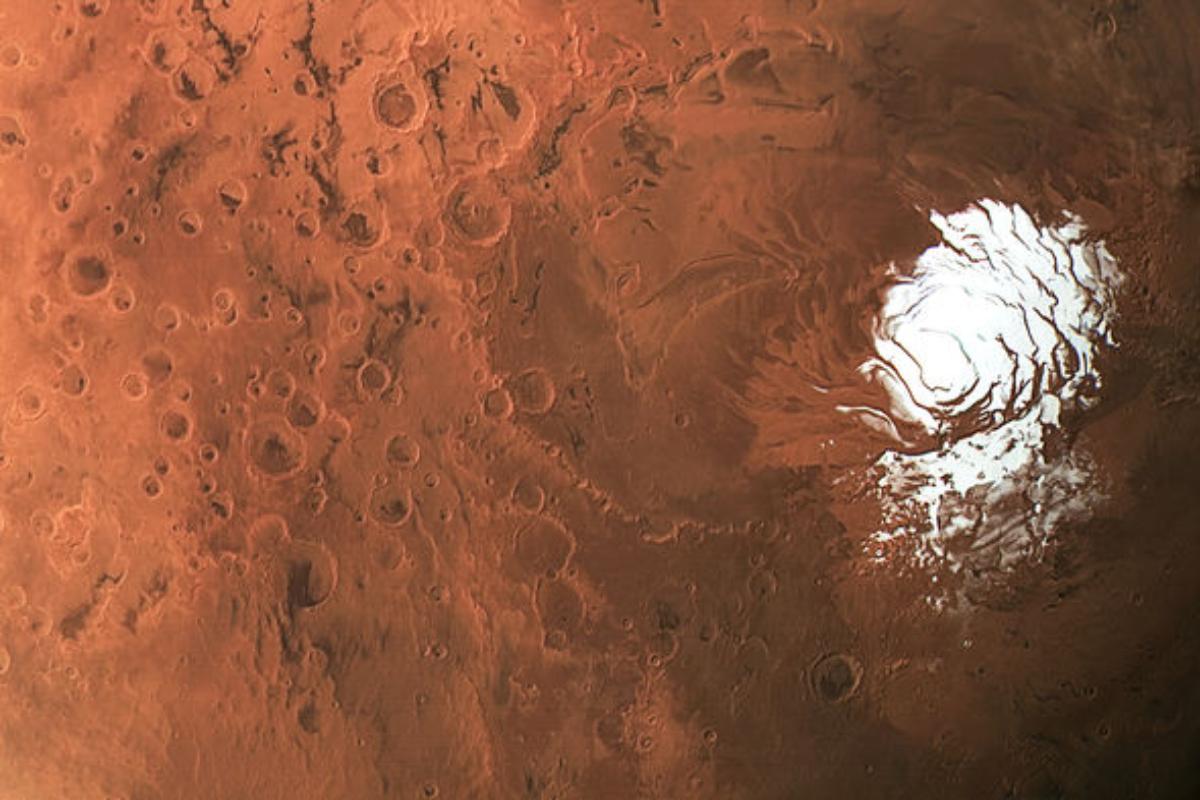 Água líquida está sob o gelo (em branco) no Polo Sul de Marte, em imagem da Mars Express | ESA/DLR/FU BERLIN/CC BY-SA