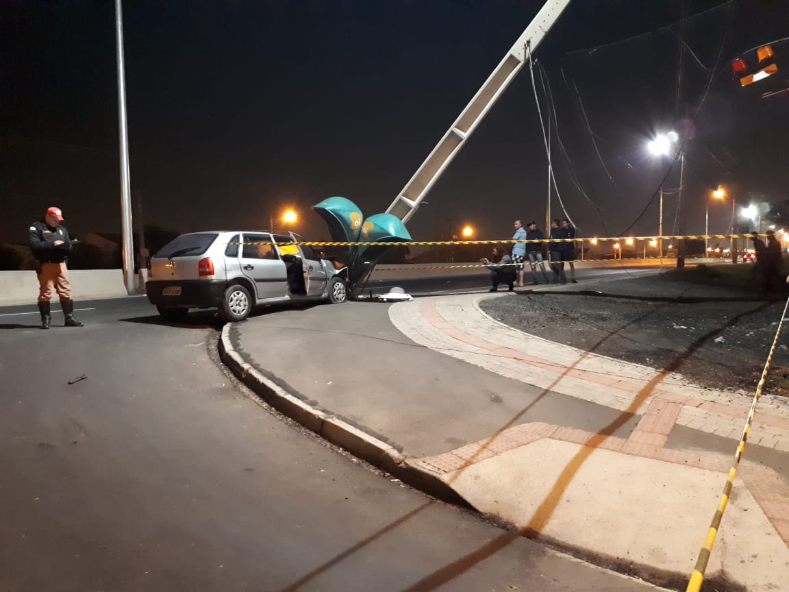 Com a pancada, poste tombou e ficou pendurado pelos fios | Alex Silveira/Gazeta do Povo