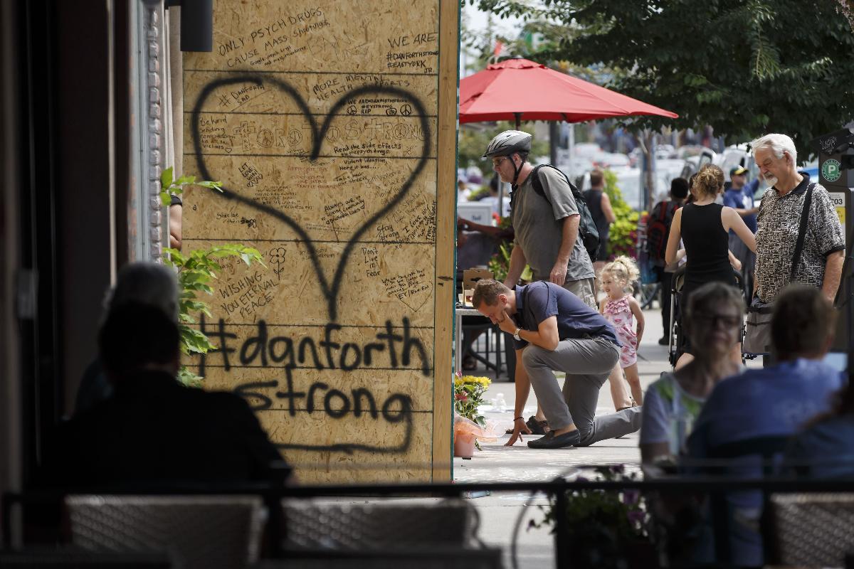 Memorial improvisado na Avenida Danforth, onde as pessoas estão deixando flores e mensagens para homenagear as vítimas do tiroteio em massa da noite de domingo, em Toronto, Canadá | Cole BurstonAFP