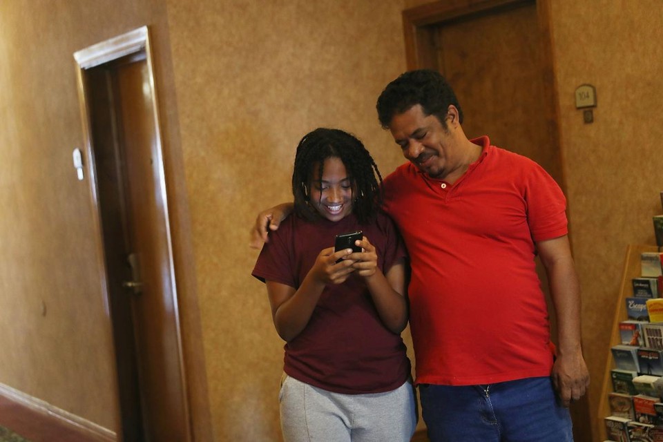 Jenifer e seu pai Nilson, brasileiros, foram separados pela imigração ao tentarem entrar nos EUA. Agora, depois de quase dois meses, se reencontram em uma unidade do ICE, em El Paso, Texas | JOE RAEDLE/AFP