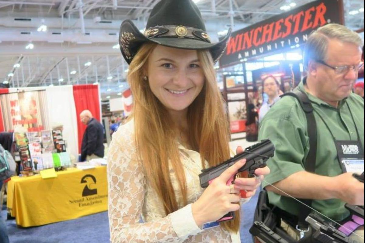 Maria Butina posa com arma, durante feira nos Estados Unidos | Facebook/Maria Butina