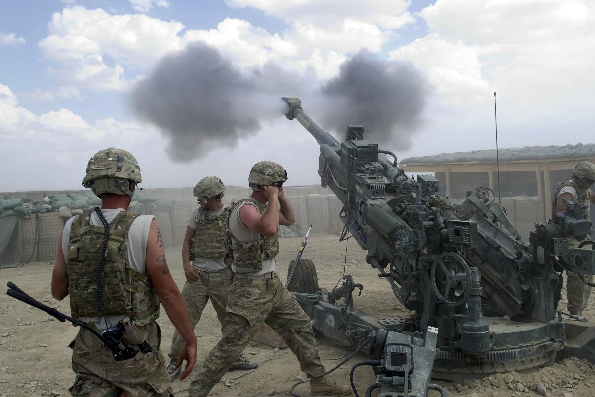 Soldados norte-americanos disparam uma unidade de artilharia de 155 mm na Base Operacional Frontal (FOB) Kuschamond, em Paktika, em 13 de setembro de 2011 | EIS/acrJOHANNES EISELE