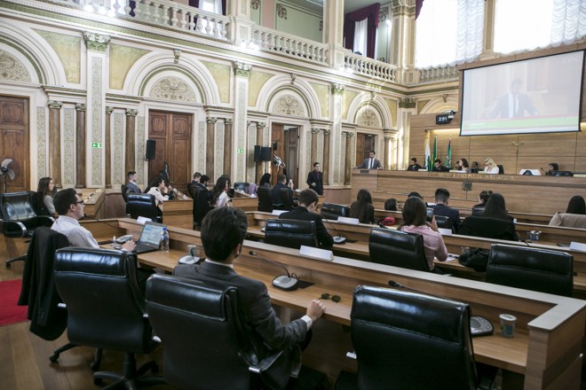 Estudantes apreciaram projetos em uma sessão semelhante à realizada pelos vereadores da capital | Marcelo Andrade/Gazeta do Povo