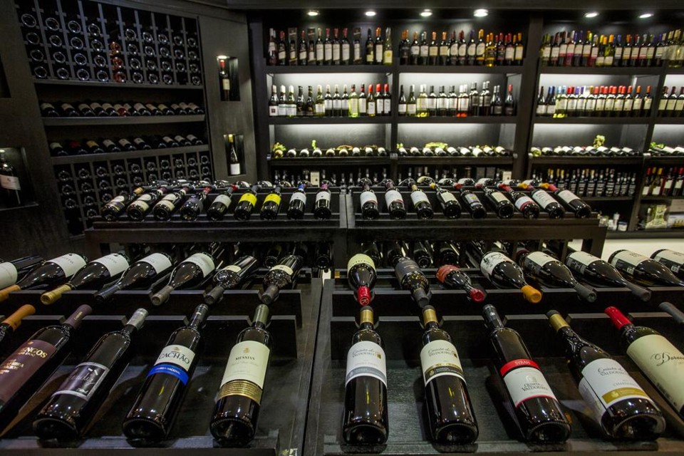 Para o Brasil, vinhos trazem gosto amargo em tratado de livre comércio Argentina e Uruguai já acordaram pelo livre comércio de vinho, mas o Brasil teme que a abertura desse mercado prejudique a indústria nacional. | Hugo Harada/Gazeta do Povo