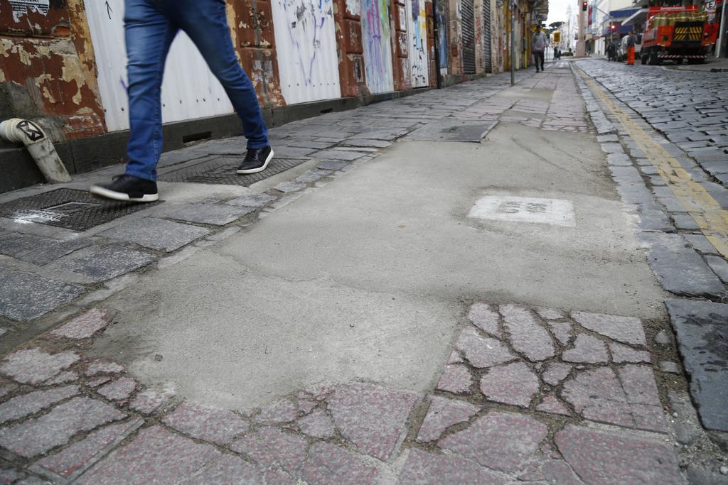 Veículos pesados danificaram a calçada da Rua São Francisco, revitalizada em 2012. | Aniele Nascimento/Gazeta do Povo