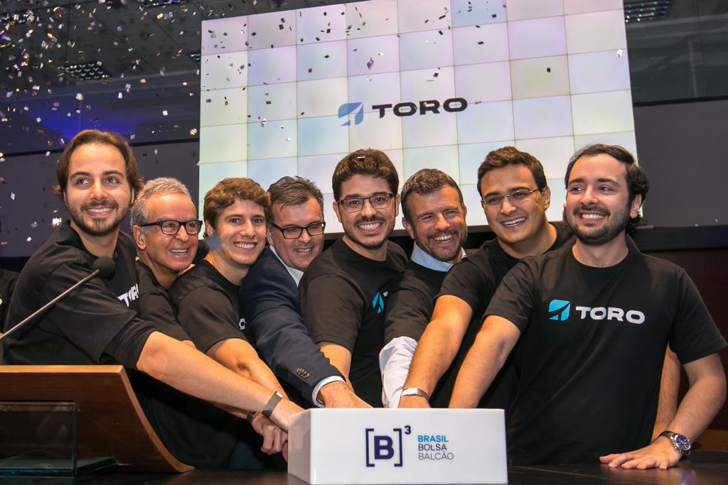 A equipe da Toro Investimentos na cerimônia de estreia da corretora na B3, na última terça-feira (17). | Divulgação/Toro/