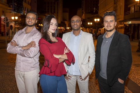 Startup cria dispositivo que desliga o carro quando o motorista está bêbado Bruno, Gabriele, Carlos e Jean Pierre: equipe da startup Senscar | Rodrigo Leal/Divulgação/Grupo Uninter