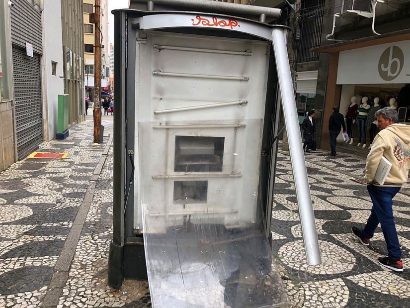 Abandono de mobiliário para turistas | Colaboração/Gilberto Klisiewicz